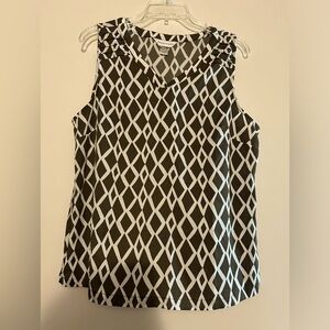 Sleeveless women’s top in size medium olive and white diamond shaped print